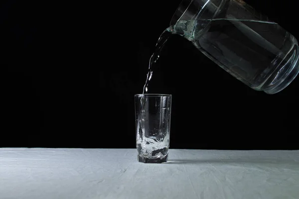 Decanter Met Water Een Zwarte Achtergrond Karaf Vult Een Glas — Stockfoto