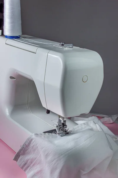 White Sewing Machine Pink Background Electric Sewing Machine White Fabric — Stock Photo, Image