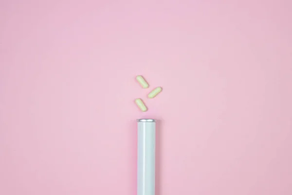 Weiße Pillen Neben Einem Fläschchen Auf Rosa Hintergrund Gesundheitskonzept Gesundheitsversorgung — Stockfoto