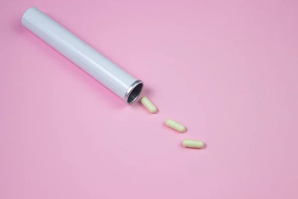 Λευκά Χάπια Δίπλα Ένα Φλασκί Ροζ Φόντο Έννοια Της Υγείας — Φωτογραφία Αρχείου