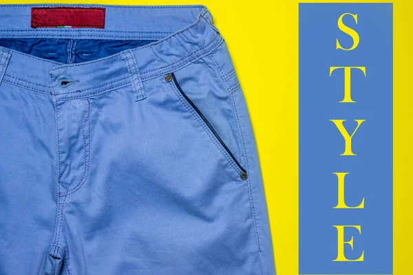 Gaya Biru Celana Pada Latar Belakang Kuning Pakaian Pria Gaya — Stok Foto
