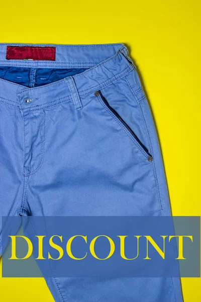 Descuentos Acción Comercial Pantalones Azules Sobre Fondo Amarillo Ropa Hombre —  Fotos de Stock