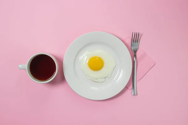 Pembe Arka Planda Çırpılmış Yumurta Beyaz Tabakta Sahanda Yumurta Bir — Stok fotoğraf