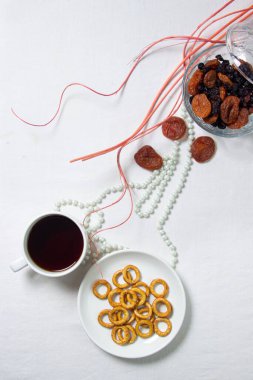 Hafif kahvaltı. Sabah çayı. Tatlıyla çay. Beyaz masa örtüsünde kahvaltı..