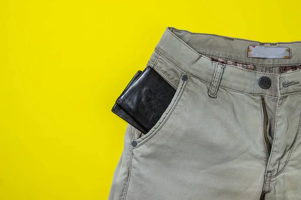 Cüzdan Pantolonumun Cebinden Çıkıyor Erkek Aksesuarı Siyah Cüzdan Sarı Arka — Stok fotoğraf