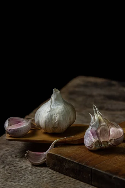 Knoflook Een Zwarte Achtergrond Knoflookteentjes Naast Hele Knoflook Knoflook Een — Stockfoto