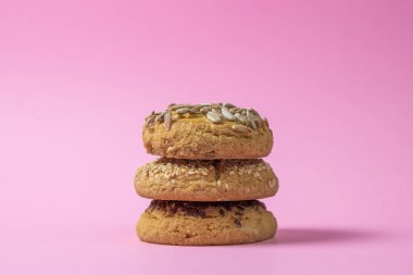 Pembe arka planda kurabiyeler. Şekerli karamelli bisküvi. Hafif tatlı.