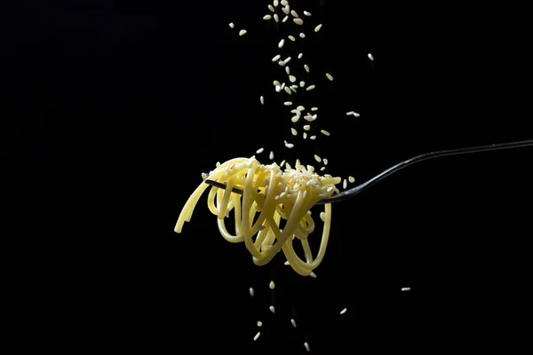 Спагетти Черном Фоне Вареные Спагетти Вилке Изолированные Спагетти Семена Кунжута Стоковое Изображение