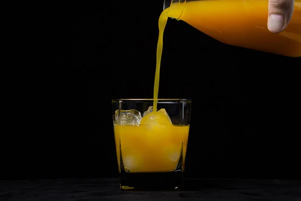 Juice Poured Glass Ice Black Background Male Chicken Pours Juice — Stock Photo, Image