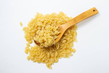 Beyaz arka planda makarna. İzole edilmiş makarna. Makarna dolu tahta kaşık. Un ürünleri