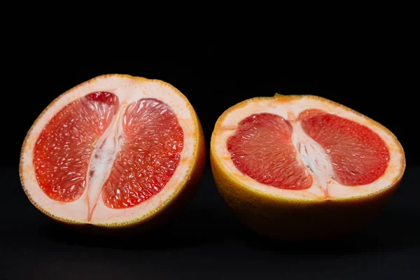 Grejpfrut Czarnym Tle Grejpfrut Przecięty Pół Owoce Cytrusowe Owoce Egzotyczne — Zdjęcie stockowe