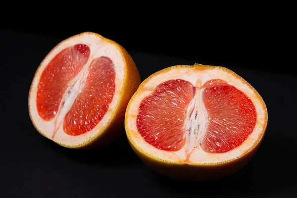 Grejpfrut Czarnym Tle Grejpfrut Przecięty Pół Owoce Cytrusowe Owoce Egzotyczne — Zdjęcie stockowe
