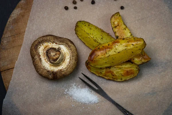 Kızarmış Yemek Ahşap Bir Yüzeyde Patatesle Pişirilmiş Mantar Sağlıksız Yiyecekler — Stok fotoğraf