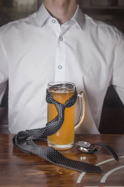 Vaso Cerveza Con Corbata Bebida Masculina Descanse Después Día Trabajo — Foto de Stock