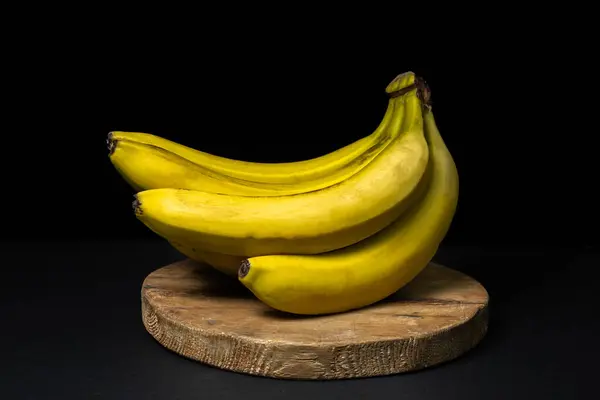 Bananen Een Zwarte Achtergrond Gezond Eten Bananenbos — Stockfoto