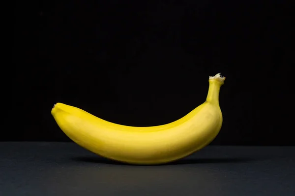 Banany Czarnym Tle Zdrowe Jedzenie Jeden Banan Środku Ramki — Zdjęcie stockowe