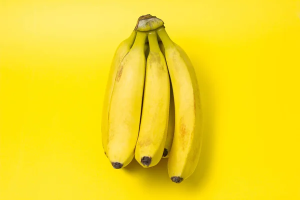 Plátanos Sobre Fondo Amarillo Plátanos Amarillos Frescos Montón Plátanos Fruta — Foto de Stock