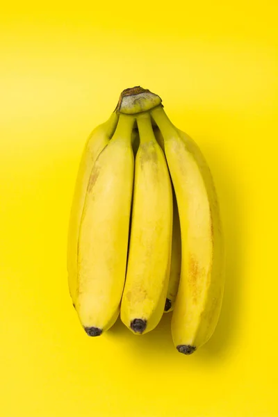 Plátanos Sobre Fondo Amarillo Plátanos Amarillos Frescos Montón Plátanos Fruta —  Fotos de Stock