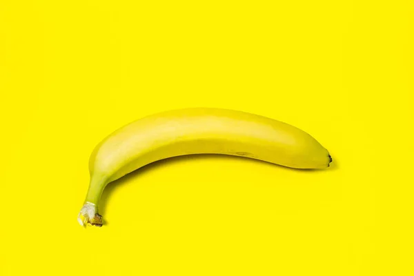 Banan Żółtym Tle Świeżo Żółty Banan Jeden Banan Środku Kadru — Zdjęcie stockowe