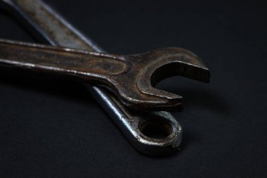 Siyah arka planda İngiliz anahtarı ve ayarlanabilir anahtar. Eski çalışma aletleri. Çelik aletler