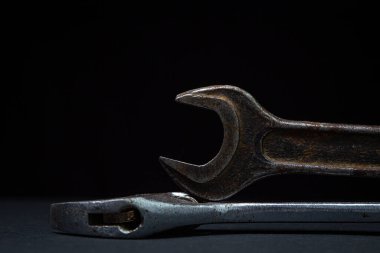 Siyah arka planda İngiliz anahtarı ve ayarlanabilir anahtar. Eski çalışma aletleri. Çelik aletler