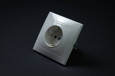 Siyah arka planda beyaz soket. Floş takılı beyaz soket.