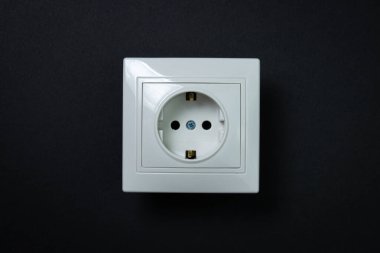 Siyah arka planda beyaz soket. Floş takılı beyaz soket.