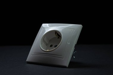 Siyah arka planda beyaz soket. Floş takılı beyaz soket.