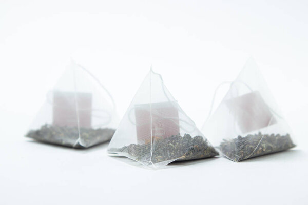 Чай пирамиды на белом фоне. Быстрый чай для варки.