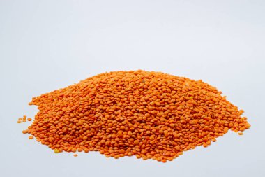 Beyaz arka planda kırmızı mercimek. Mercimek çeşitleri. Besleyici protein gıdaları