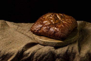 Siyah arka planda kara ekmek. Borodino ekmeği. Ev yapımı pişirme. Fırın ürünü. Köylü yemeği.