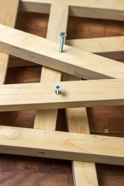 Ahşap. Tahta levhalar birbirine bağlandı. Kendi kendine dokunan vida tahtadan bir torbaya vidalanmış..