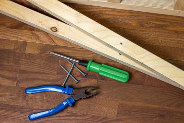 Ahşap. Tahta levhalar ve çalışma aletleri. Metal vida ve tornavida..