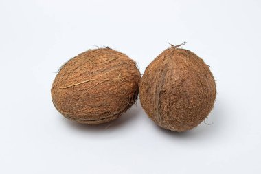 Beyaz arka planda izole edilmiş hindistan cevizi. Görüntünün ortasında iki hindistan cevizi var. Sağlıklı yemek.