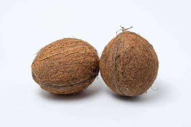 Beyaz arka planda izole edilmiş hindistan cevizi. Görüntünün ortasında iki hindistan cevizi var. Sağlıklı yemek.