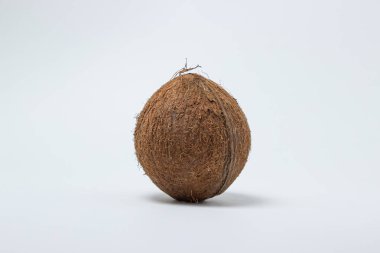 Beyaz arka planda izole edilmiş hindistan cevizi. Görüntünün ortasına bir hindistan cevizi. Sağlıklı yemek.