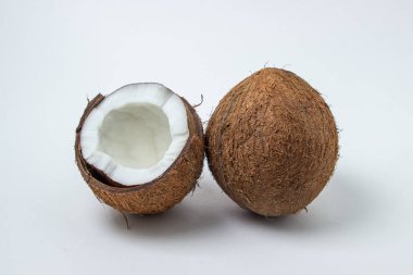 Beyaz arka planda izole edilmiş hindistan cevizi. Tam ve hindistan cevizi kırıntısı. Sağlıklı yemek.