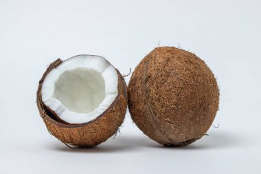 Beyaz arka planda izole edilmiş hindistan cevizi. Tam ve hindistan cevizi kırıntısı. Sağlıklı yemek.