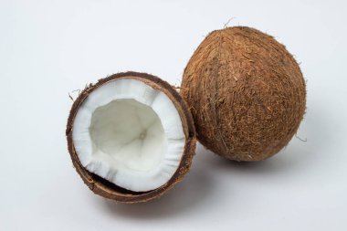 Beyaz arka planda izole edilmiş hindistan cevizi. Tam ve hindistan cevizi kırıntısı. Sağlıklı yemek.