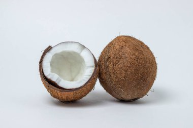 Beyaz arka planda izole edilmiş hindistan cevizi. Tam ve hindistan cevizi kırıntısı. Sağlıklı yemek.