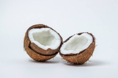 Beyaz arka planda izole edilmiş hindistan cevizi. Bir hindistan cevizinin iki yarısı. Sağlıklı yemek.