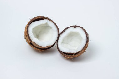 Beyaz arka planda izole edilmiş hindistan cevizi. Bir hindistan cevizinin iki yarısı. Sağlıklı yemek.