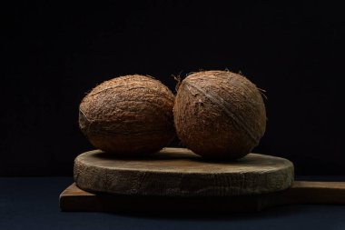 Siyah arka planda izole edilmiş hindistan cevizi. Koyu bir arka planda iki hindistan cevizi. Sağlıklı meyve