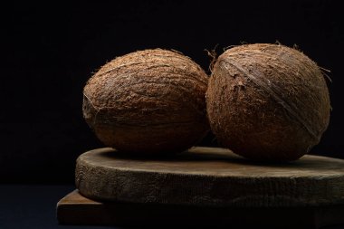 Siyah arka planda izole edilmiş hindistan cevizi. Koyu bir arka planda iki hindistan cevizi. Sağlıklı meyve