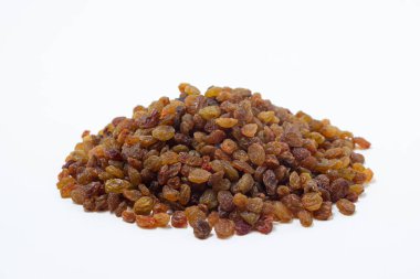 Beyaz arka planda izole kuru üzümler. Sağlıklı kurutulmuş meyve. Kurutulmuş üzüm..