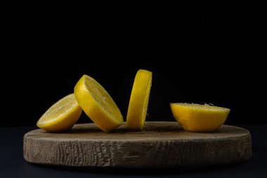 Koyu bir arka planda limon. Siyah arka planda dilimlenmiş limon. Limonun yaratıcı fotoğrafı.