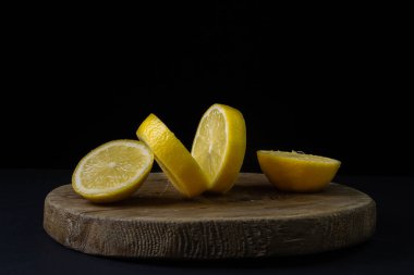Koyu bir arka planda limon. Siyah arka planda dilimlenmiş limon. Limonun yaratıcı fotoğrafı.