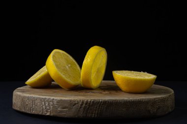 Koyu bir arka planda limon. Siyah arka planda dilimlenmiş limon. Limonun yaratıcı fotoğrafı.