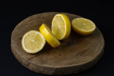 Koyu bir arka planda limon. Siyah arka planda dilimlenmiş limon. Limonun yaratıcı fotoğrafı.