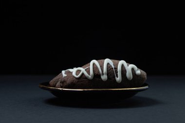 Koyu arkaplanda çikolata parçalı kurabiyeler. Siyah arka planda tatlılık. Yazıt ya da logo için bir yer var.